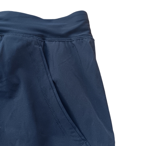 LANDS END WOMEN'S SIZE 18 SIDE POCKET BLUE SHORTS. - Picture 4 of 5